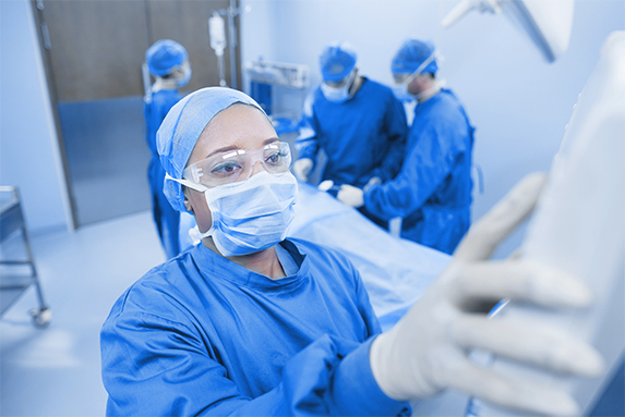 Medizinisches Personal, das die Anzeige von Monitoren &uuml;berwacht